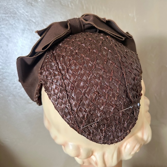 BEAUTIFUL 1950\'s BROWN STRAW HAT WITH GROSGRAIN BOWS & HAT PIN main image 10